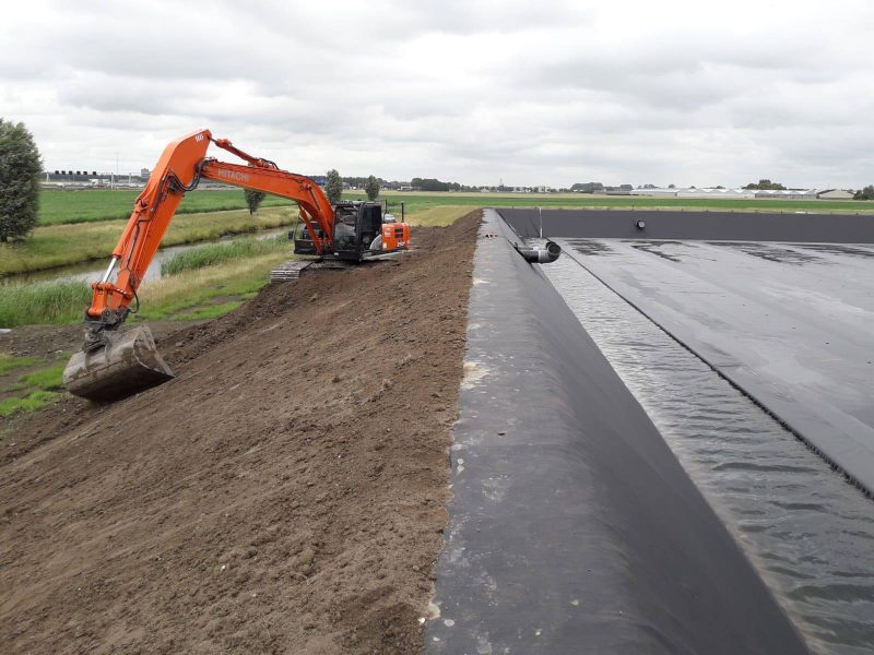 Regenwaterbassin met piekberging bij glastuinbouwbedrijf